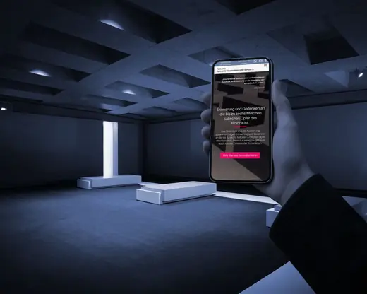 Website des Förderkreises Denkmal für die ermordeten Juden Europas auf einem Smartphone in einer Frauenhand, dahinter der Raum der Namen